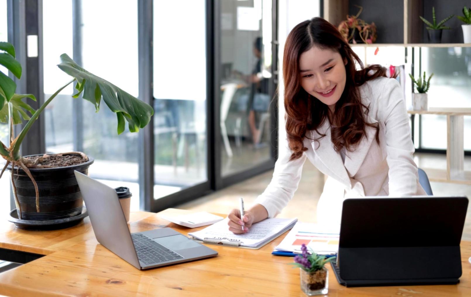 Команда Njordex за работой над инновационными блокчейн решениями для энергетики